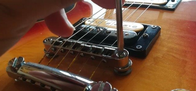 The setup of your guitar (pt 3): How to adjust your guitar action based on the kind of bridge