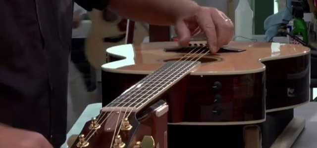 Come cambiare le corde della chitarra in pochi semplici passi?