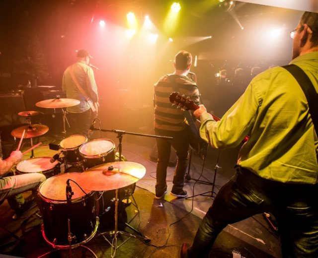 How to choose the right mixer for a small Live band?